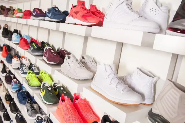 Sneakersy damskie – jakie modele nosimy w 2023 roku i z czym je łączymy?